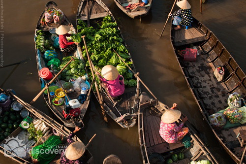 Bustling Cai Rang floating market - Mekong delta tour to floating market